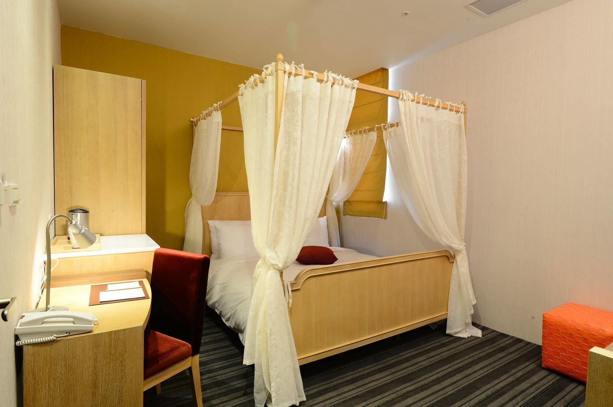 In Young Hotel Kaohsiung Dış mekan fotoğraf
